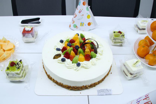 聯測為壽星準備的蛋糕